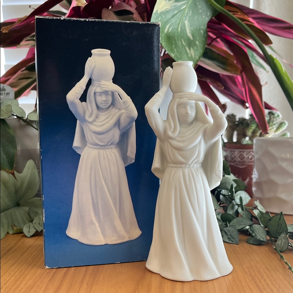 Avon Vintage Nativity Collectibles Woman With Water Jar EUC